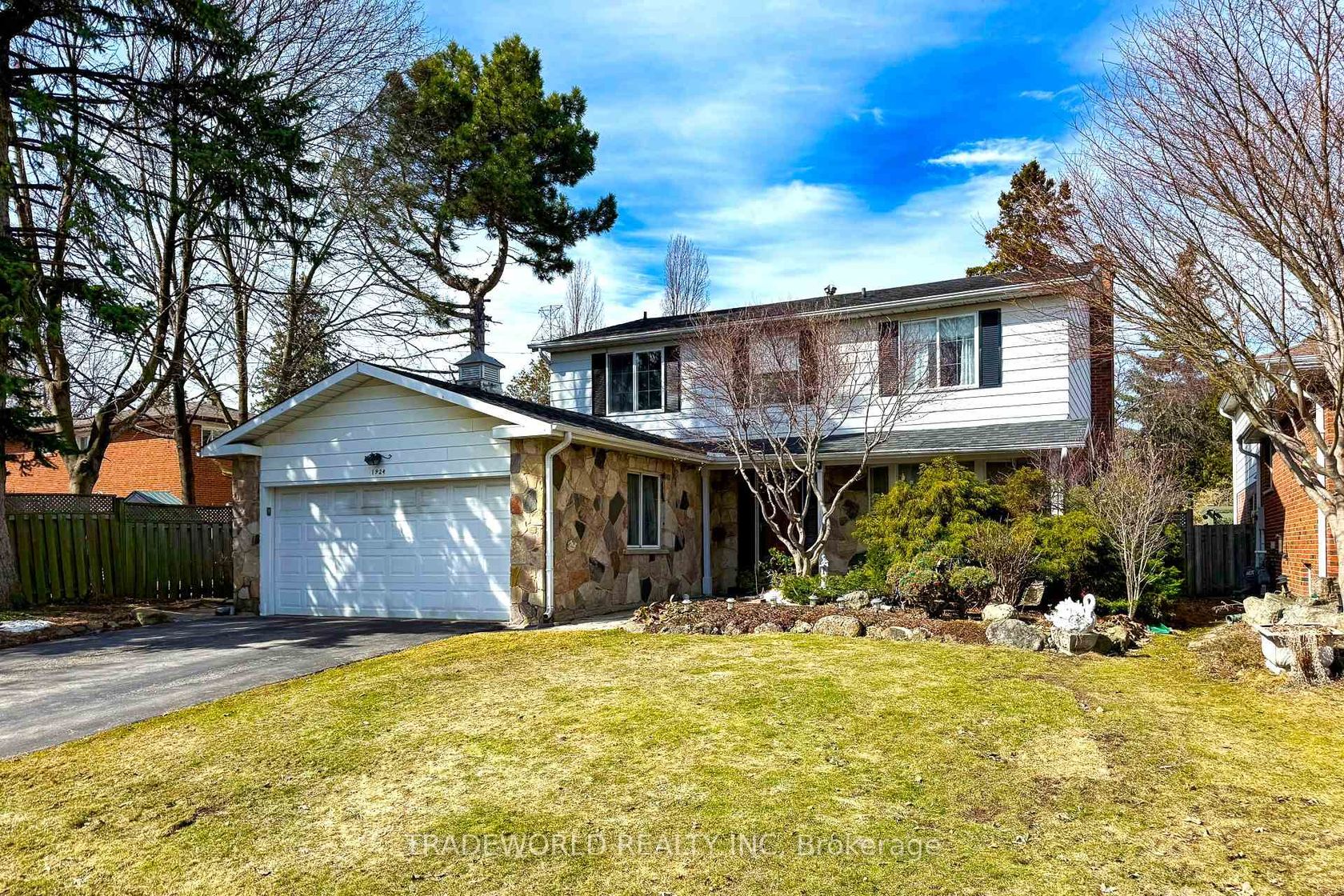 1924 Steepbank Crescent, Applewood, Mississauga by Loree Meneguzzi Real Estate 1924 Steepbank Crescent, Applewood, Mississauga