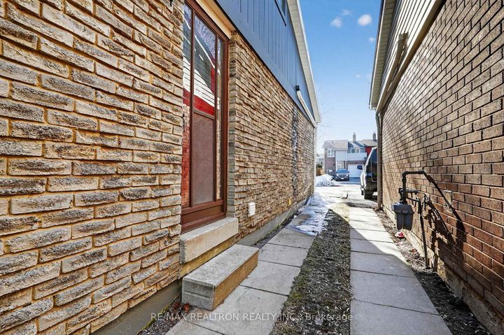 Photo 45 at 1787 Listowell Crescent, Liverpool, Pickering