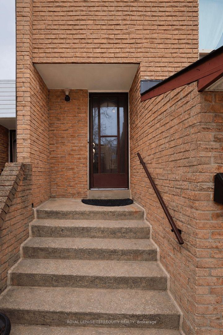 Photo 4 at 43 - 1221 Dundix Road, Applewood, Mississauga