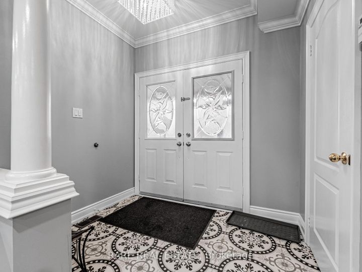 Photo 7 at 33 SOUTHBEND Drive, Snelgrove, Brampton