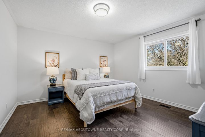 Photo 33 at 1323 Blackburn Drive, GA Glen Abbey, Oakville