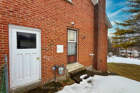 Photo 3 at 40 Farmview Crescent, Henry Farm, Toronto