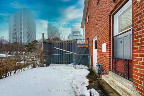 Photo 4 at 40 Farmview Crescent, Henry Farm, Toronto