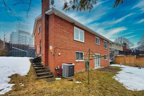 Photo 6 at 40 Farmview Crescent, Henry Farm, Toronto