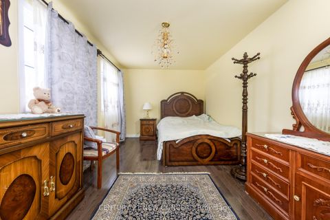 Photo 37 at 40 Farmview Crescent, Henry Farm, Toronto