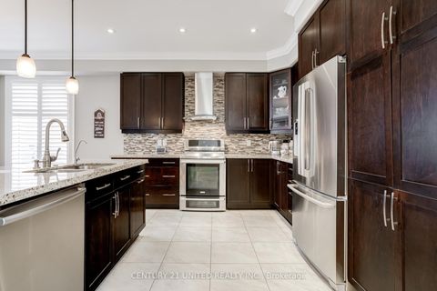 Photo 11 at 36 Auburn Court, Ardagh, Barrie