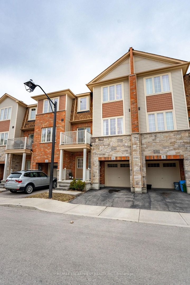 Photo 1 at 5 - 11 Stockbridge Gardens, Stoney Creek Mountain, Hamilton