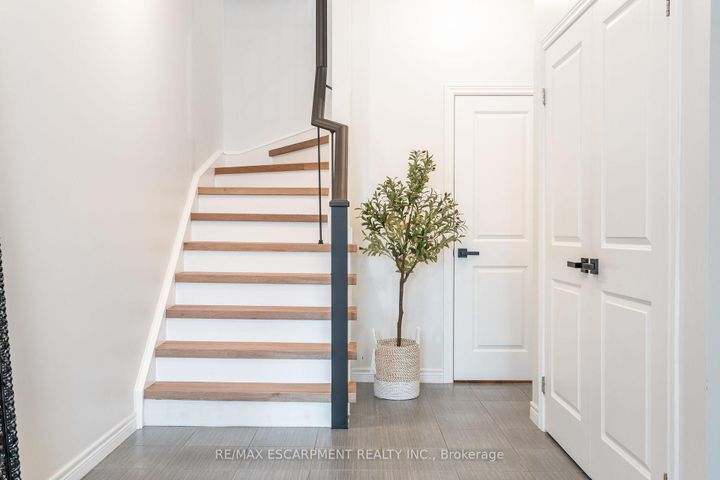 Photo 5 at 5 - 11 Stockbridge Gardens, Stoney Creek Mountain, Hamilton