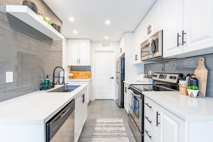 Photo 18 at 5 - 11 Stockbridge Gardens, Stoney Creek Mountain, Hamilton