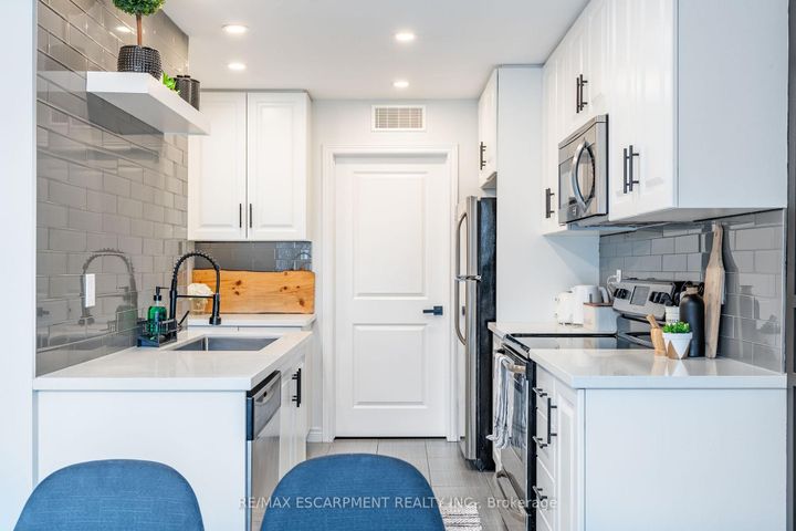 Photo 19 at 5 - 11 Stockbridge Gardens, Stoney Creek Mountain, Hamilton