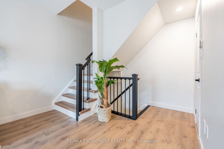 Photo 22 at 5 - 11 Stockbridge Gardens, Stoney Creek Mountain, Hamilton