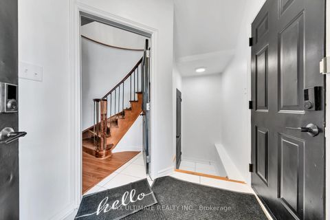 Photo 4 at 8 Kinney Gate, Maple, Vaughan