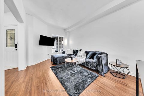 Photo 7 at 8 Kinney Gate, Maple, Vaughan