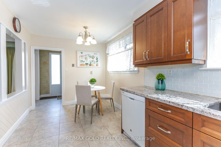 Photo 11 at 7158 Harwick Drive, Malton, Mississauga