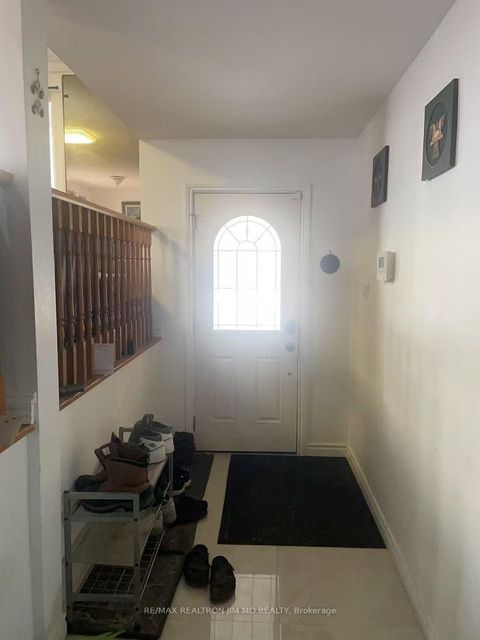 Photo 1 at 4 Longbow Square, Steeles, Toronto