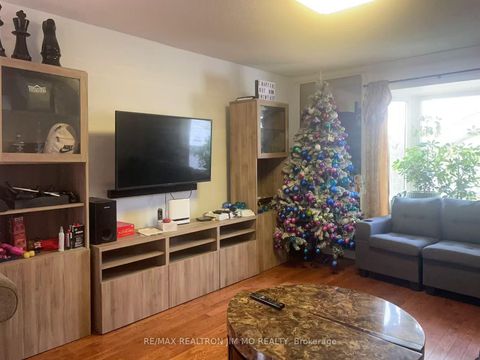 Photo 4 at 4 Longbow Square, Steeles, Toronto