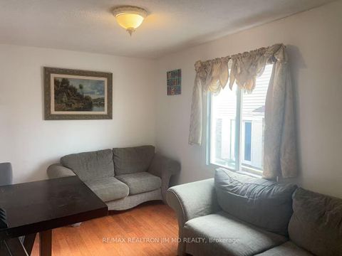 Photo 5 at 4 Longbow Square, Steeles, Toronto