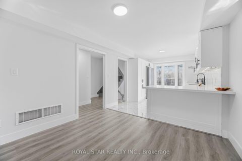 Photo 17 at 3 - 11 Plaisance Road, North Richvale, Richmond Hill