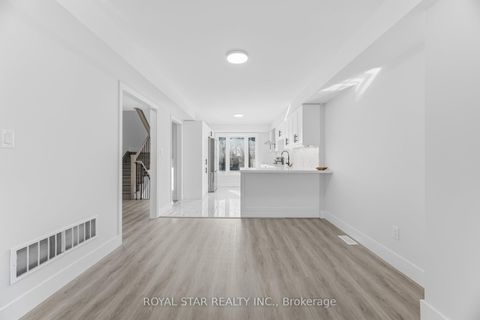 Photo 18 at 3 - 11 Plaisance Road, North Richvale, Richmond Hill