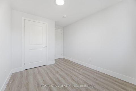 Photo 32 at 3 - 11 Plaisance Road, North Richvale, Richmond Hill