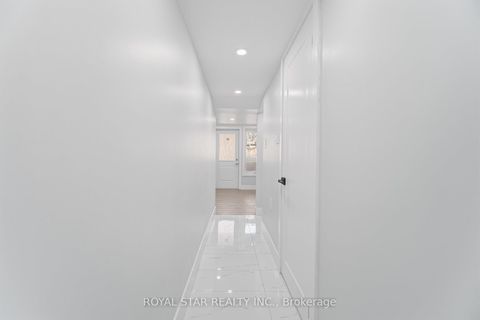 Photo 37 at 3 - 11 Plaisance Road, North Richvale, Richmond Hill