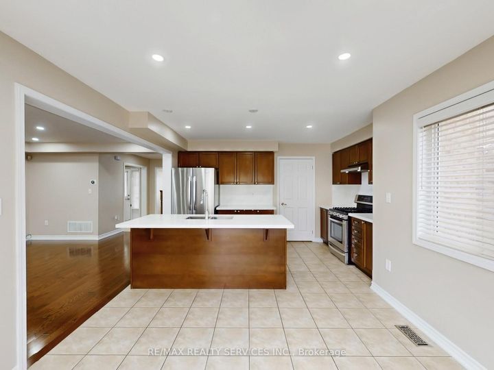 Photo 11 at 37 Bloom Drive, Bram East, Brampton