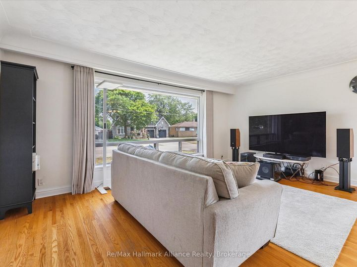 Photo 3 at 300 Burton Road, WO West, Oakville