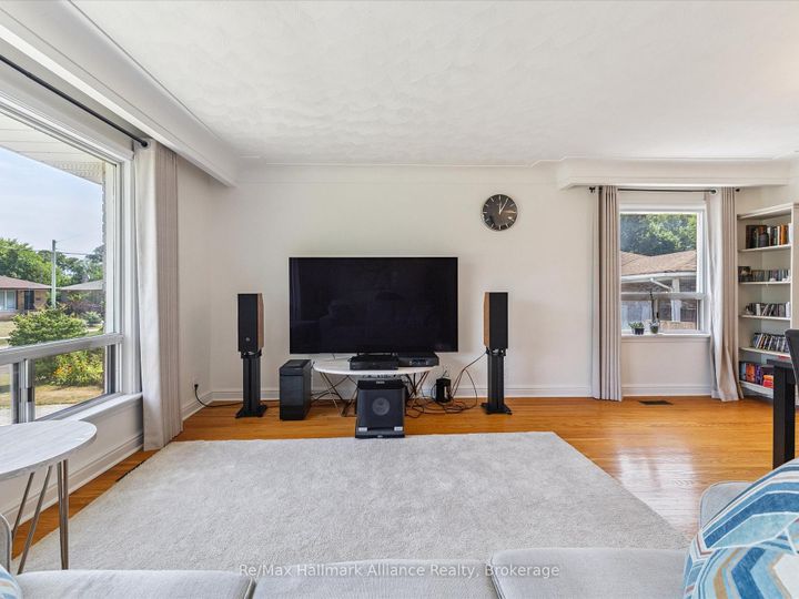 Photo 4 at 300 Burton Road, WO West, Oakville