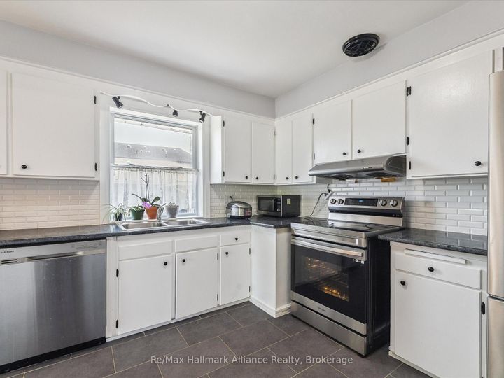 Photo 10 at 300 Burton Road, WO West, Oakville