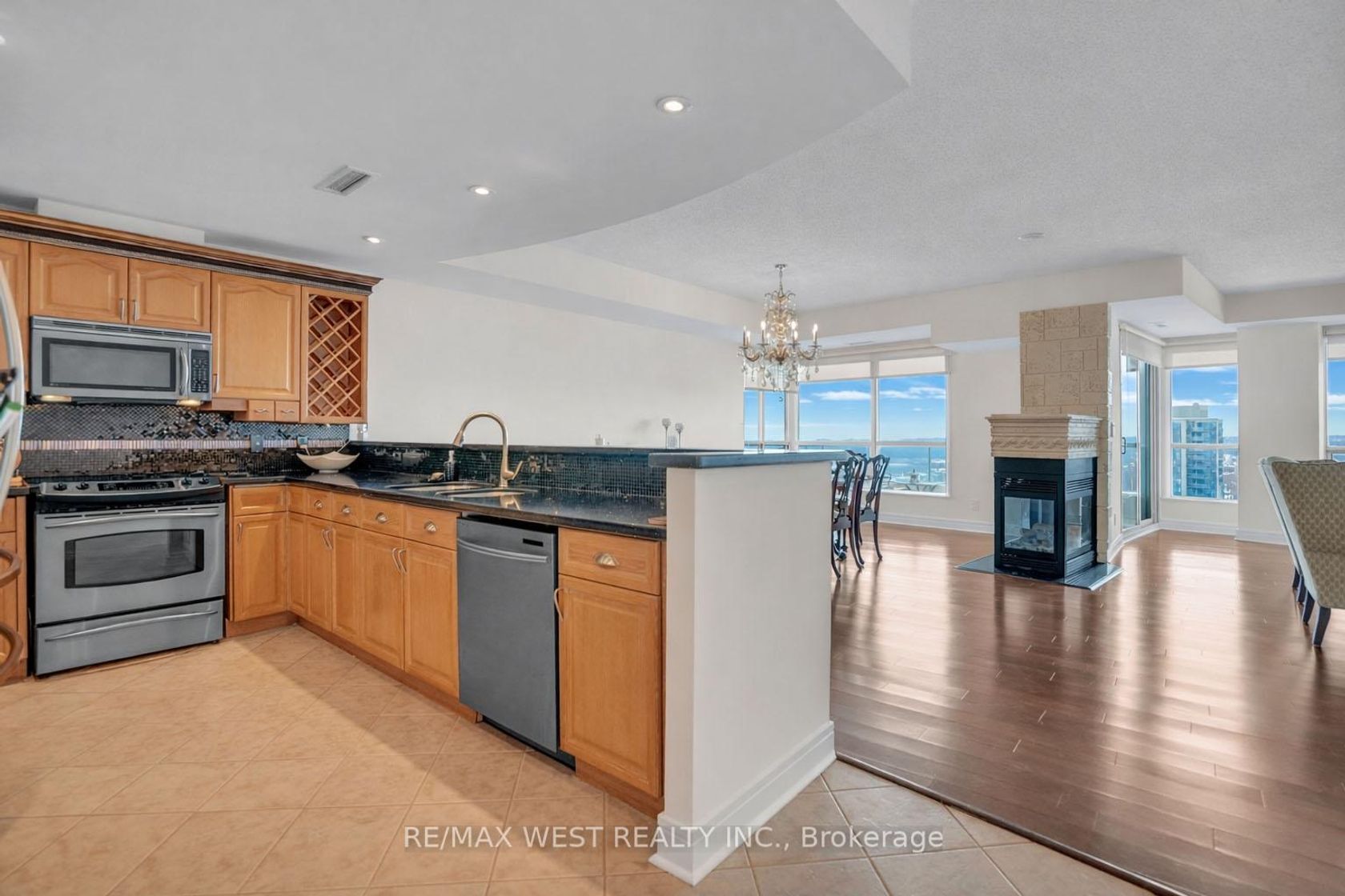 PH1 1 - 2 Toronto Street, City Centre, Barrie photo number 2