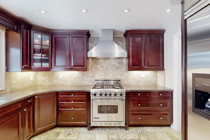 Photo 4 at 24 Highview Crescent, Bayview Hill, Richmond Hill