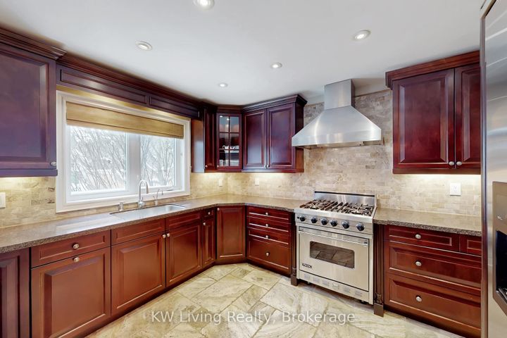 Photo 5 at 24 Highview Crescent, Bayview Hill, Richmond Hill