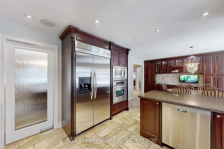 Photo 7 at 24 Highview Crescent, Bayview Hill, Richmond Hill