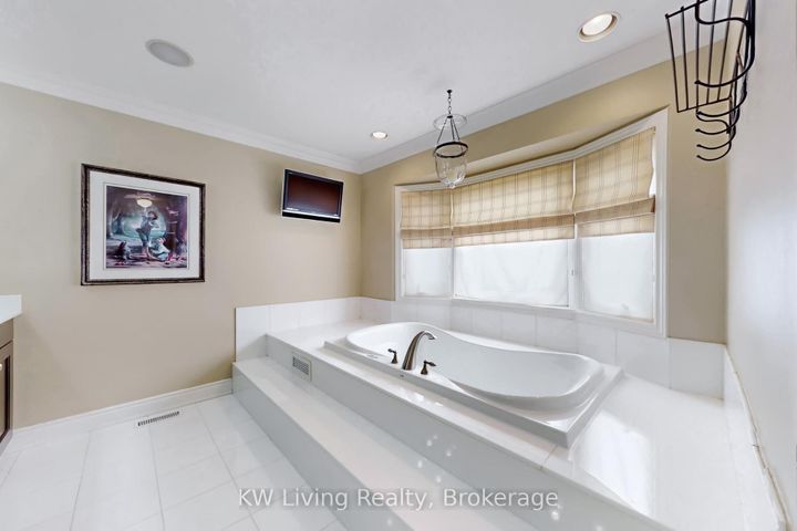 Photo 27 at 24 Highview Crescent, Bayview Hill, Richmond Hill