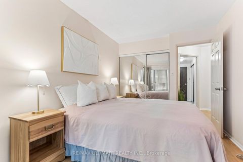 Photo 10 at 403 - 717 Bay Street, Bay Street Corridor, Toronto