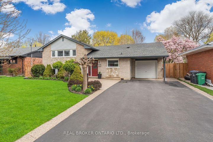 Photo 2 at 3 Ellesboro Drive, Streetsville, Mississauga