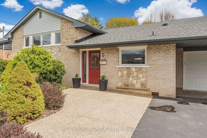 Photo 3 at 3 Ellesboro Drive, Streetsville, Mississauga