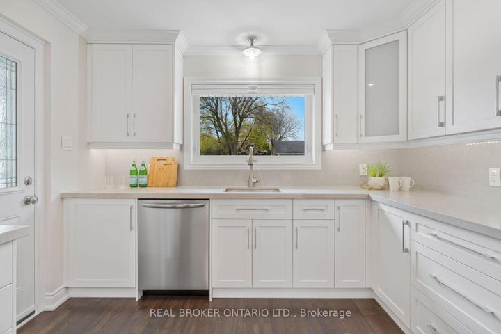 Photo 11 at 3 Ellesboro Drive, Streetsville, Mississauga