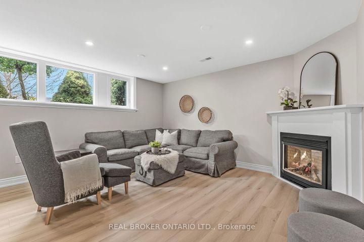 Photo 22 at 3 Ellesboro Drive, Streetsville, Mississauga