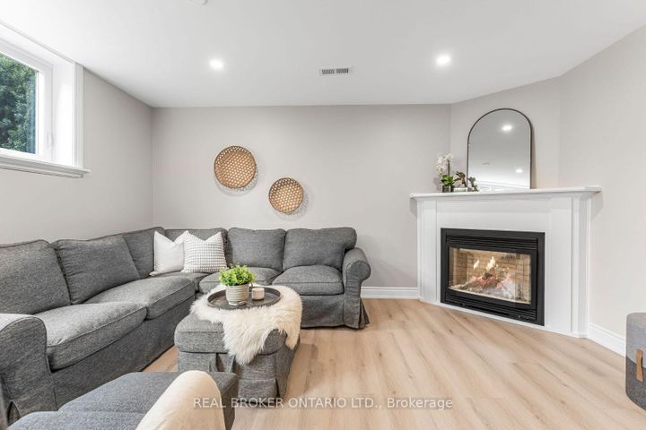 Photo 23 at 3 Ellesboro Drive, Streetsville, Mississauga