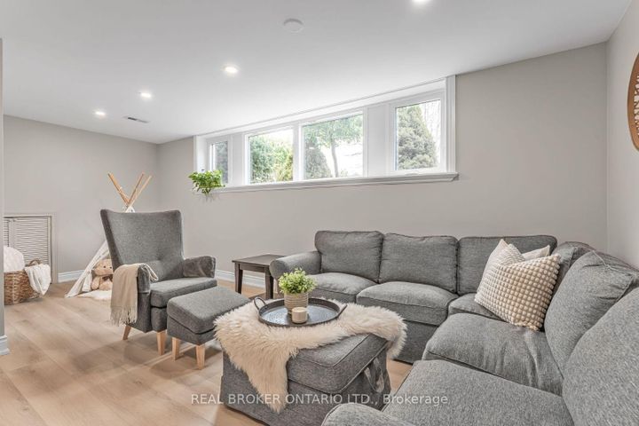 Photo 24 at 3 Ellesboro Drive, Streetsville, Mississauga