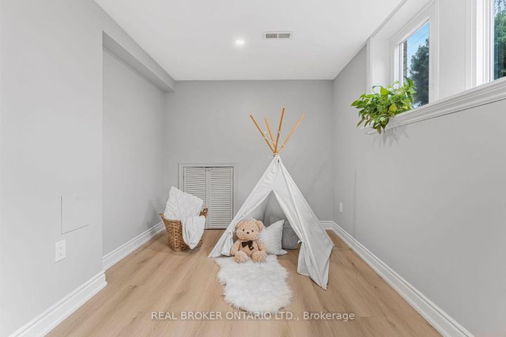 Photo 25 at 3 Ellesboro Drive, Streetsville, Mississauga