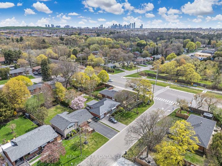 Photo 39 at 3 Ellesboro Drive, Streetsville, Mississauga