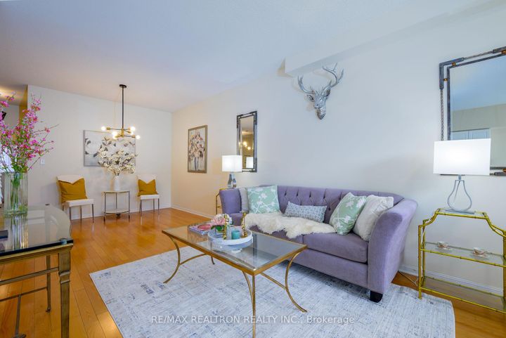 Photo 3 at 11 Zermatt Way, Unionville, Markham