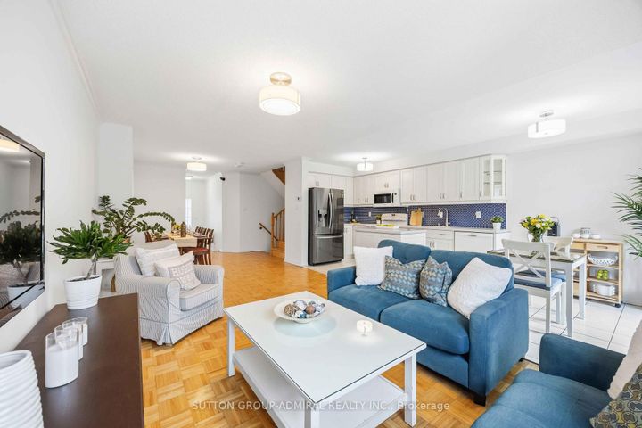 Photo 4 at 32 Bellagio Crescent, Patterson, Vaughan