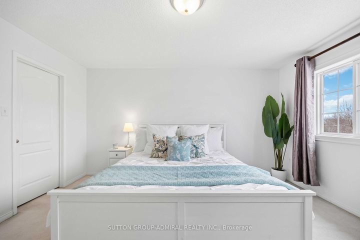 Photo 10 at 32 Bellagio Crescent, Patterson, Vaughan