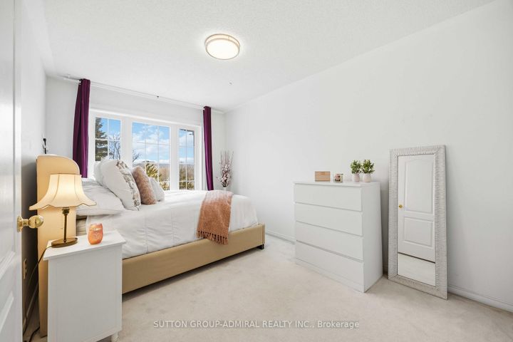 Photo 11 at 32 Bellagio Crescent, Patterson, Vaughan