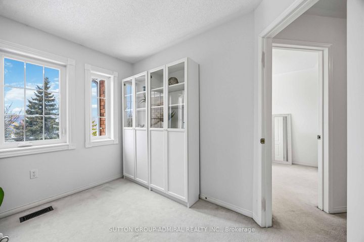 Photo 12 at 32 Bellagio Crescent, Patterson, Vaughan