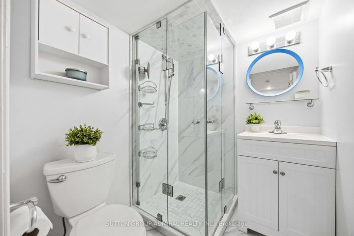 Photo 13 at 32 Bellagio Crescent, Patterson, Vaughan