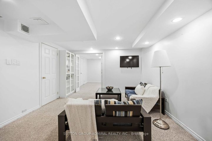 Photo 14 at 32 Bellagio Crescent, Patterson, Vaughan